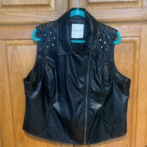 Black Leather Look Vest with grommets on shoulders size 2X never worn
